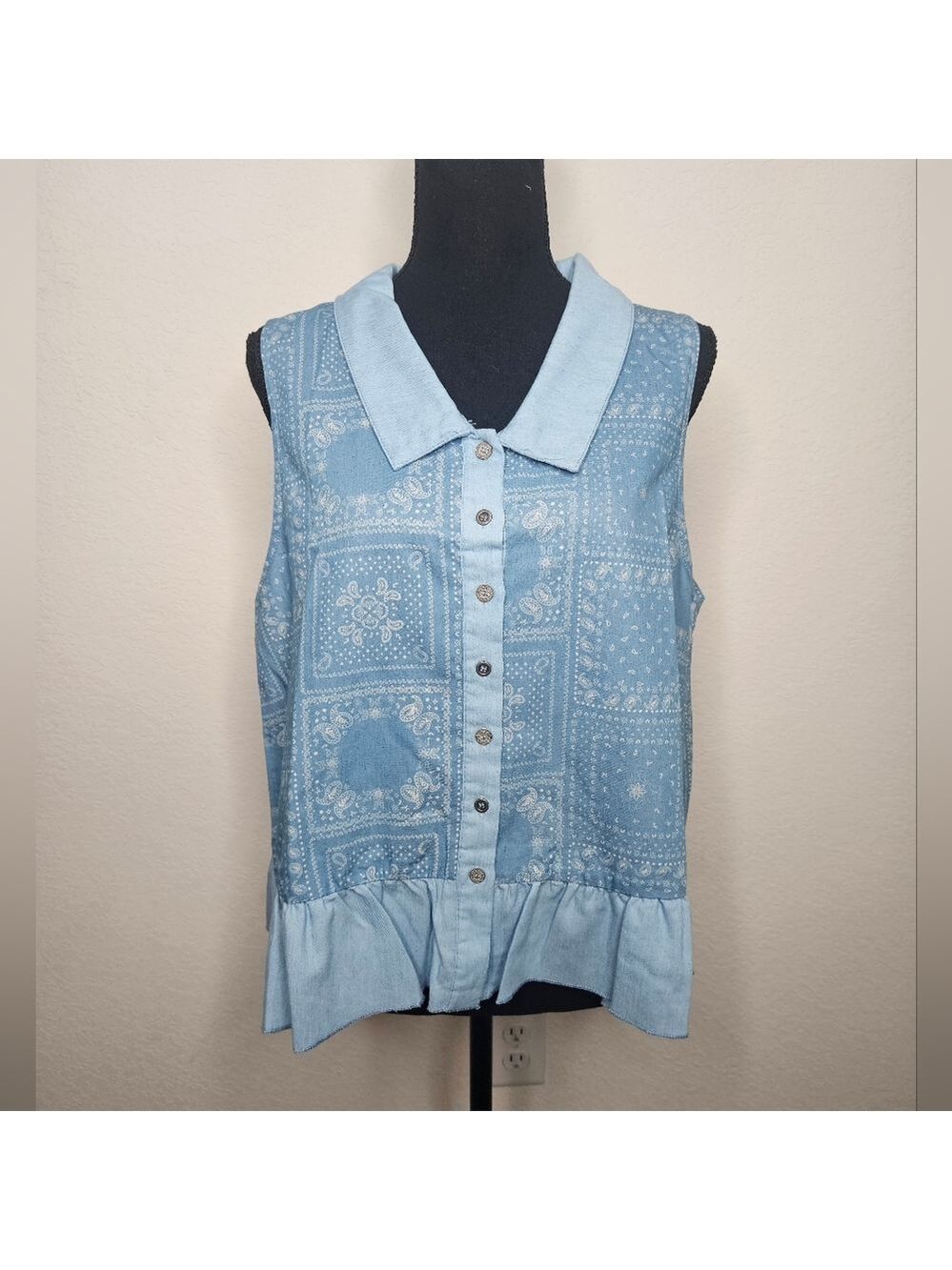 NWOT POL Western Paisley Print Blue Collared Ruffle Trim Buttom Front Tank